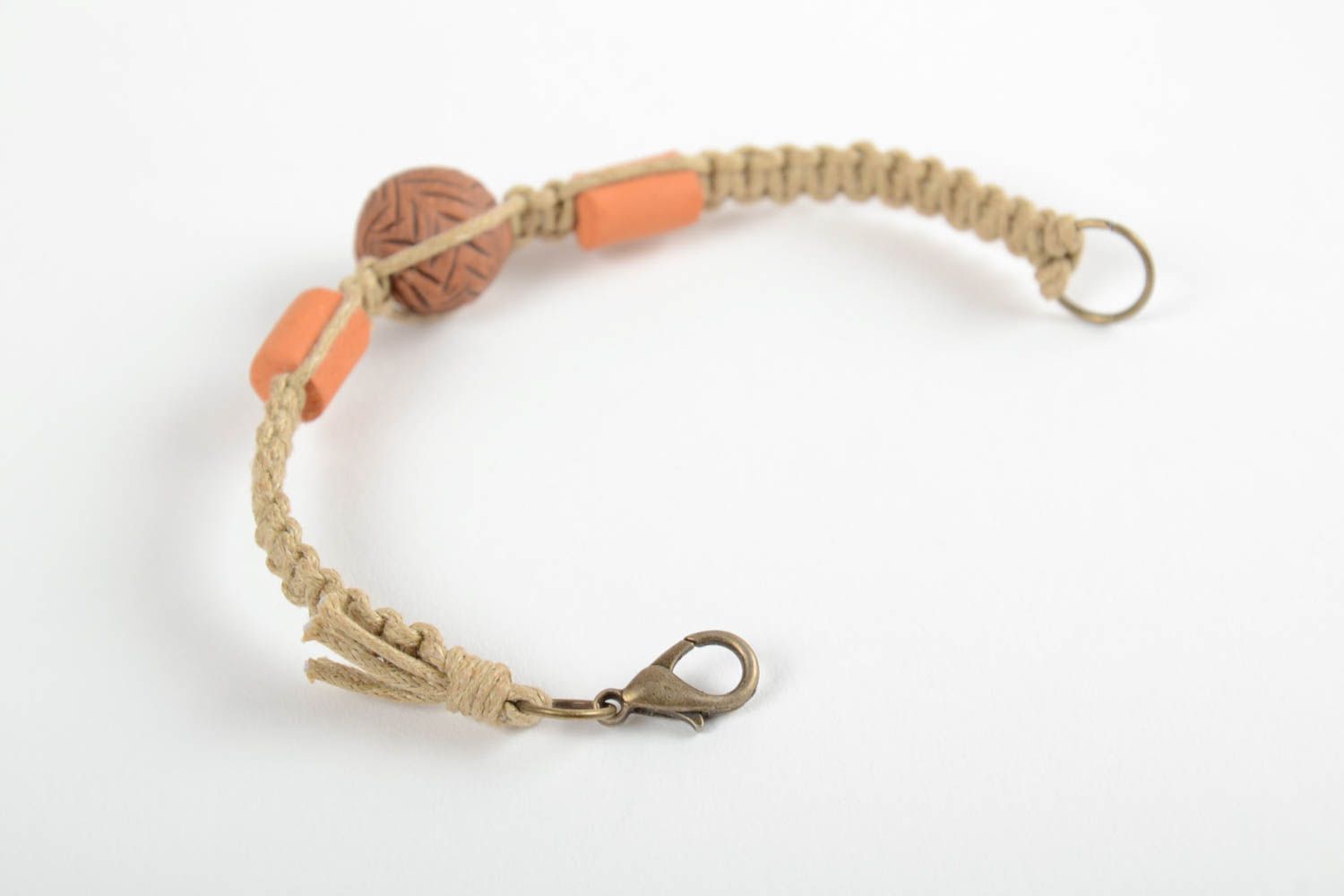 Светлый глиняный браслет ручной работы плетеный с помощью вощеного шнура фото 4