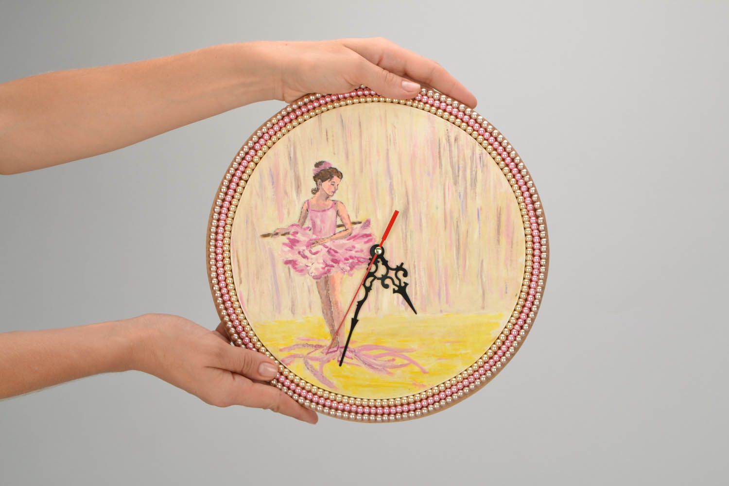 Relógio artesanal feito de papelão e pintado à mão com tintas acrílicas Pequena bailarina foto 2