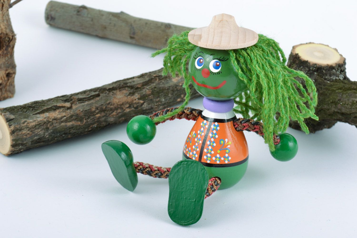 Деревянная игрушка в виде водяного ручной работы зеленая оригинальная фото 1
