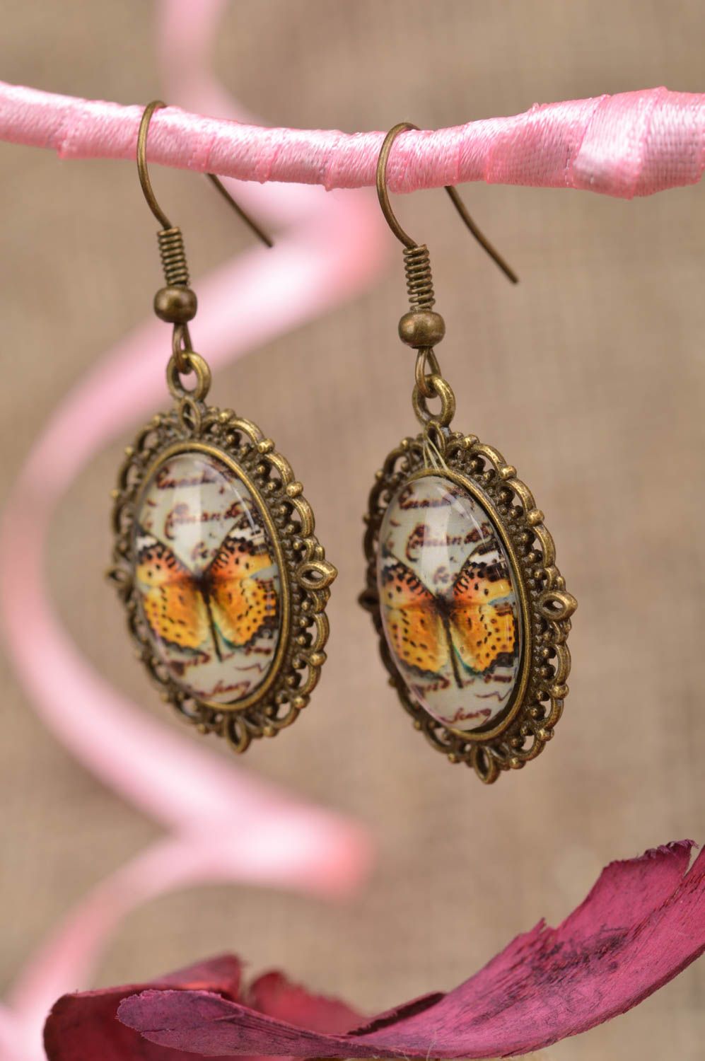 Pendientes artesanales ovalados originales con cabujones Mariposa dorada foto 1