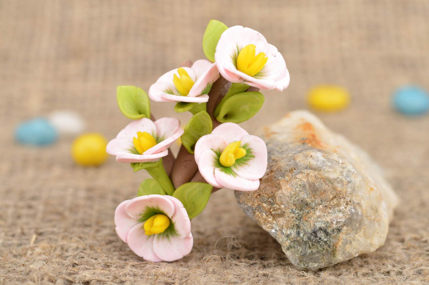 Broche en pâte polymère avec fleurs tendres faite main accessoire original photo 1