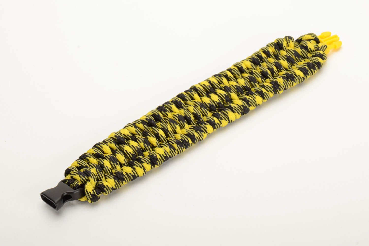 Желтый с черным браслет из шнурков паракорд ручной работы с застежкой необычный фото 4