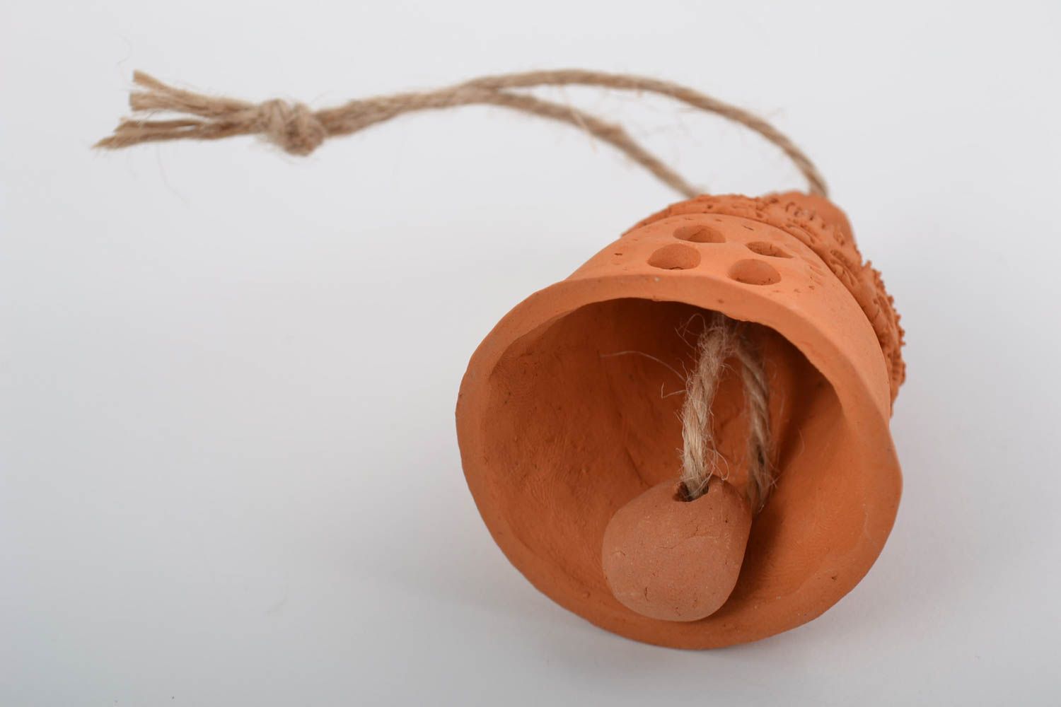 Campana de decoración artesanal con forma de casa marrón de cerámica con cordón foto 2