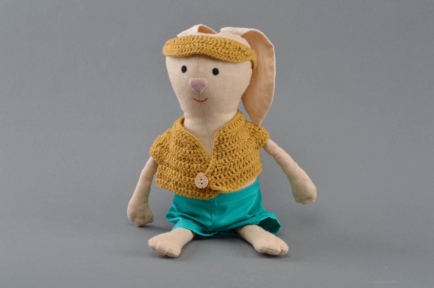 Мягкая игрушка ручной работы Заяц в шортах пошитая из льна в вязаной одежде  фото 1