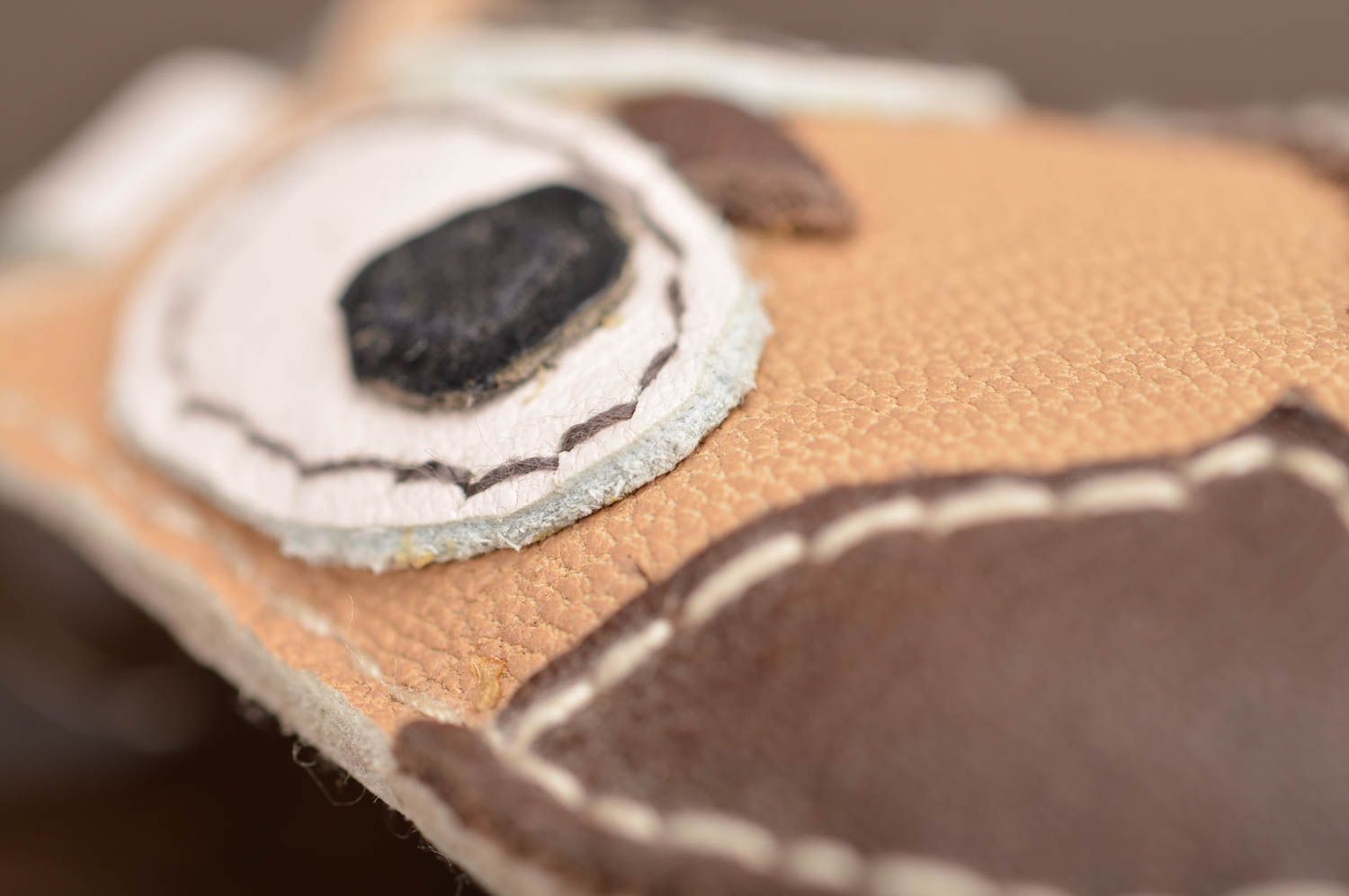 Брелок ручной работы из кожи в виде коричневой совушки ручной работы детский фото 4