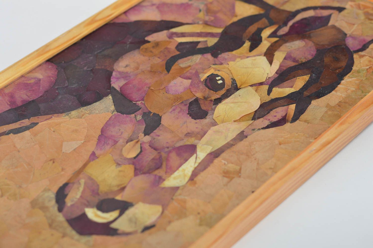 Картина на стену из засушенных лепестков роз и листьев ручной работы в рамке фото 2