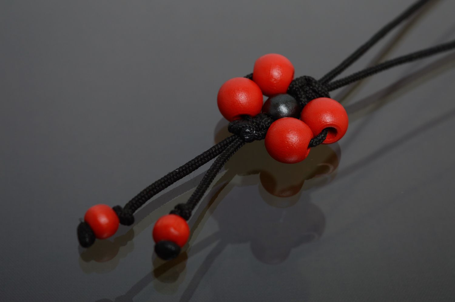 Cravate bolo en macramé originale noire avec perles rouges en bois faite main photo 5