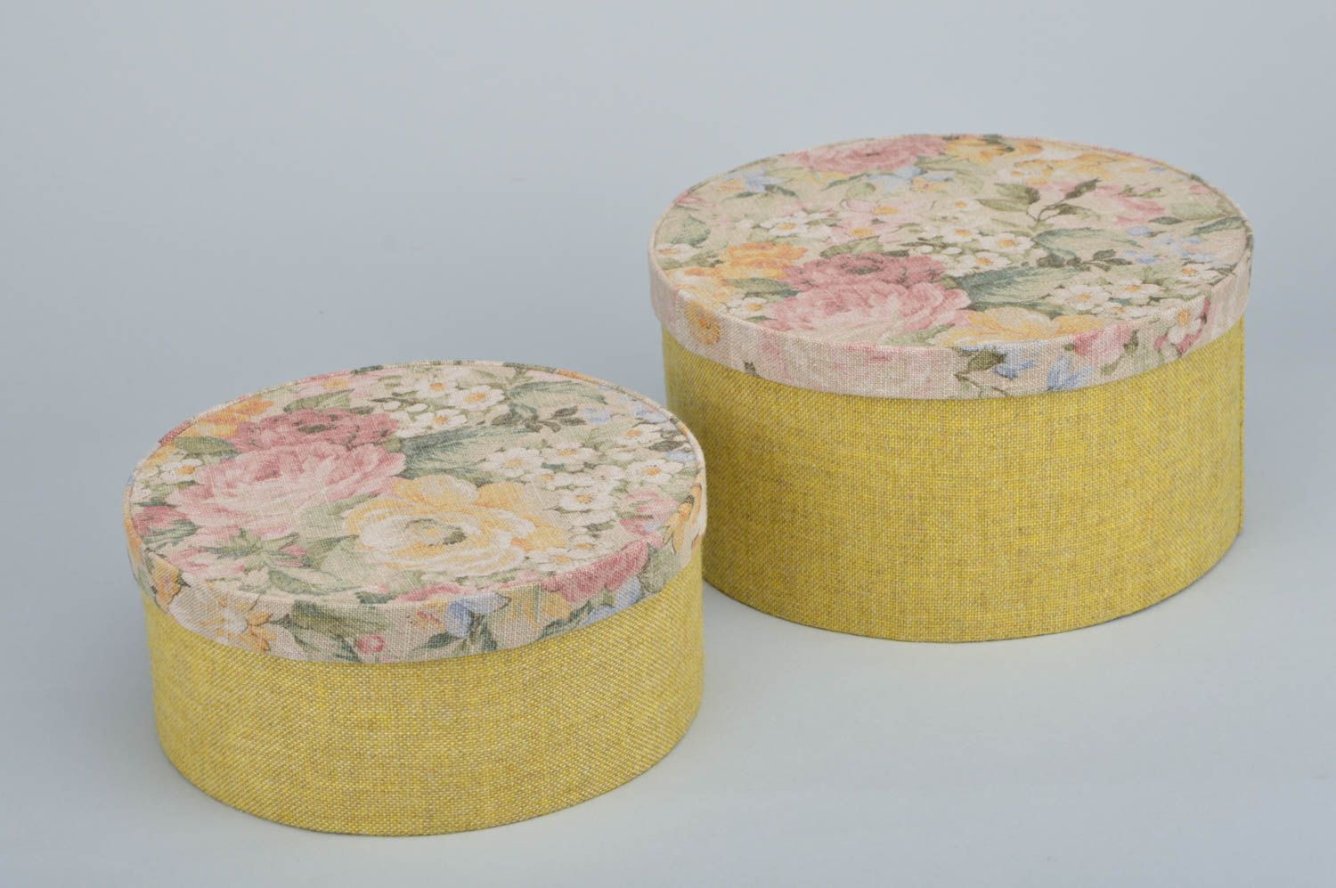 Set de 2 boîtes rondes en carton avec couvercles faites main jaunes motif floral photo 2