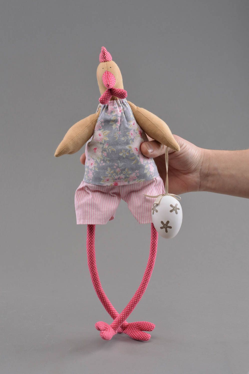 Мягкая игрушка ручной работы в виде петушка с яйцом красивая небольшая  фото 4