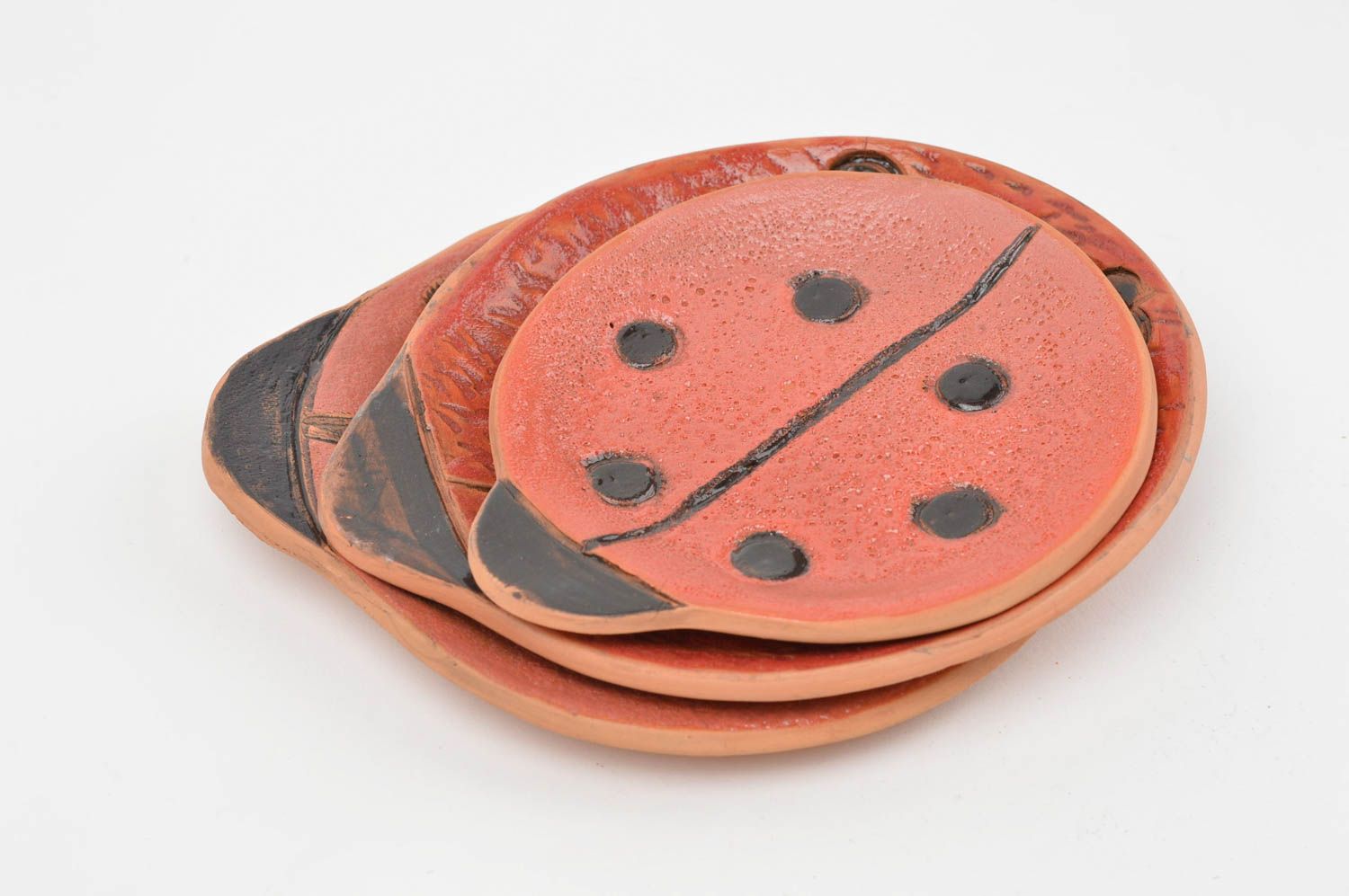Schönes originelles rotes handgemachtes Teller Set aus Keramik mit Bemalung foto 2