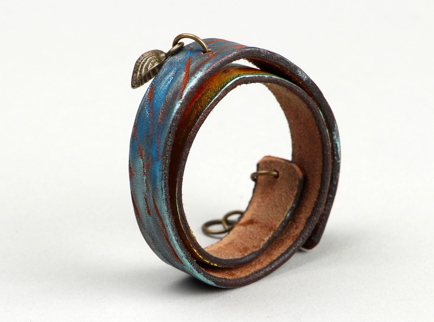 Bracelet en cuir avec pendentif en métal fait main photo 2