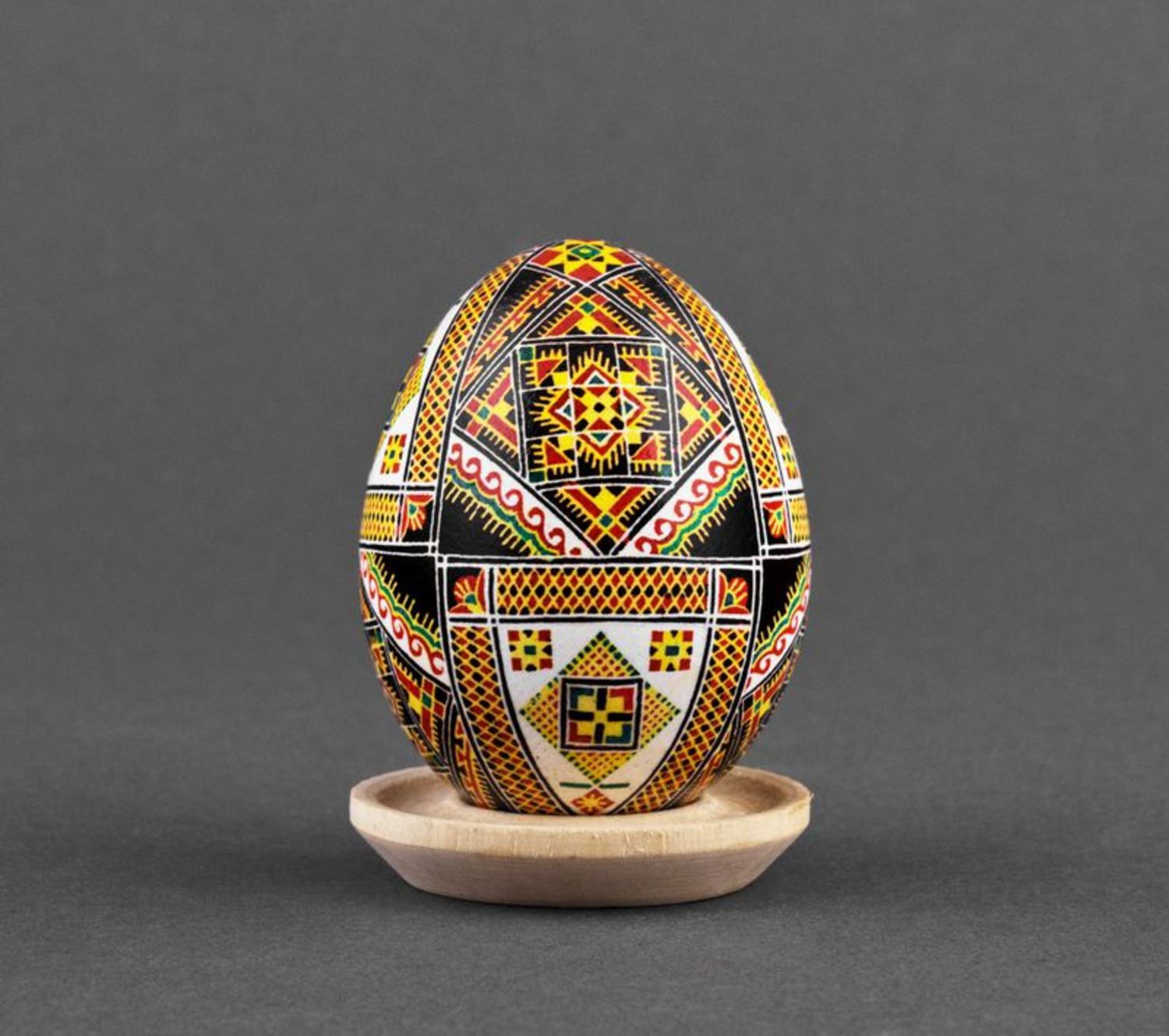 Huevo de Pascua hecho a mano con pintura foto 3