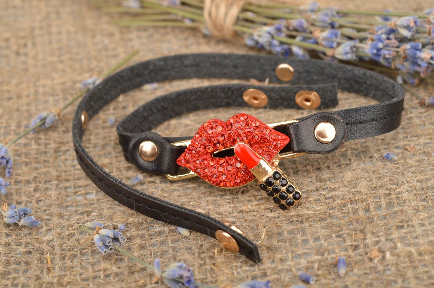 Bracelet en cuir noir naturel avec lèvres rouges décoratives et strass fait main photo 1