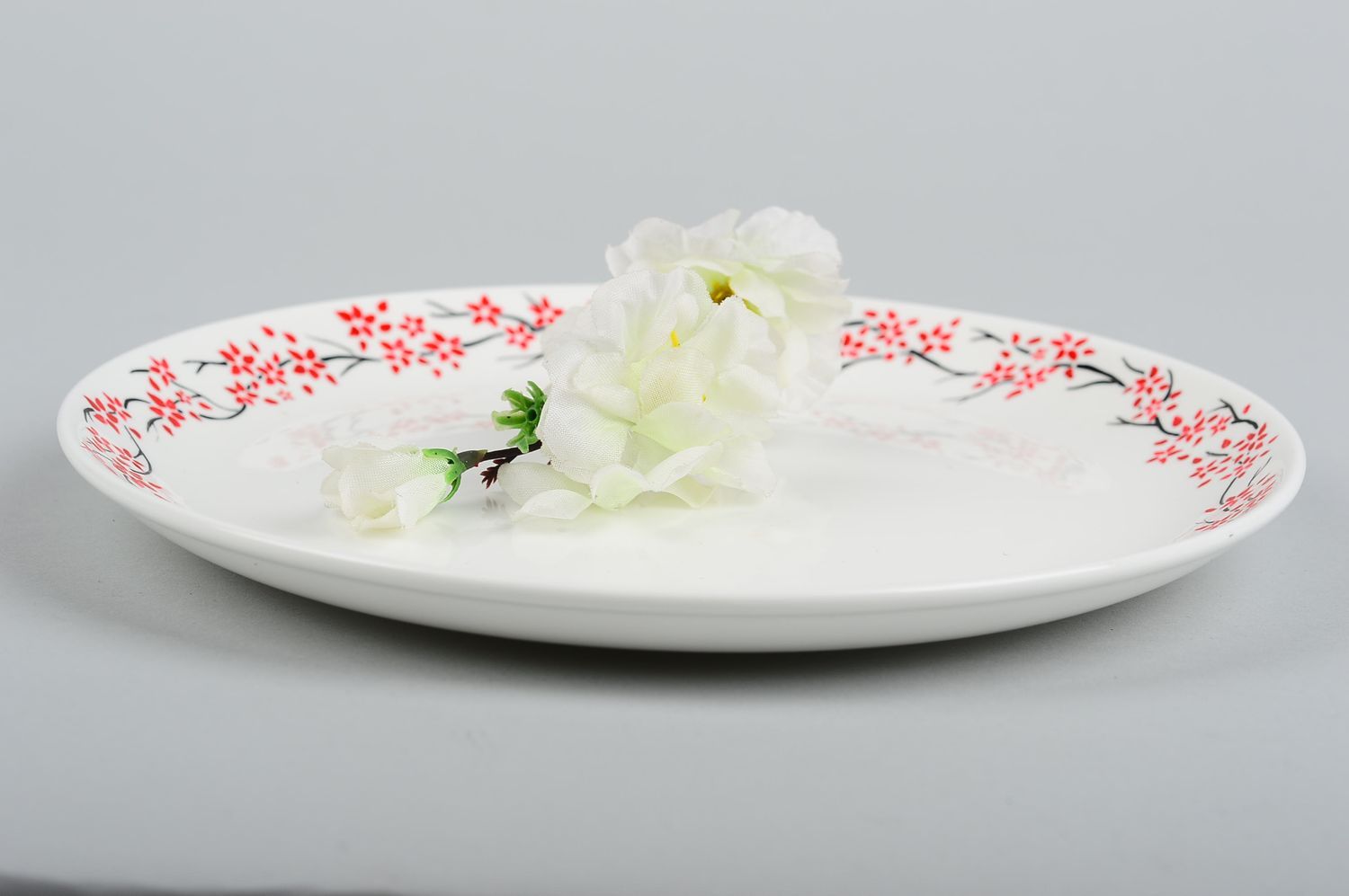 Белая тарелка с цветвми ручной работы керамическая тарелка кухонная посуда фото 1
