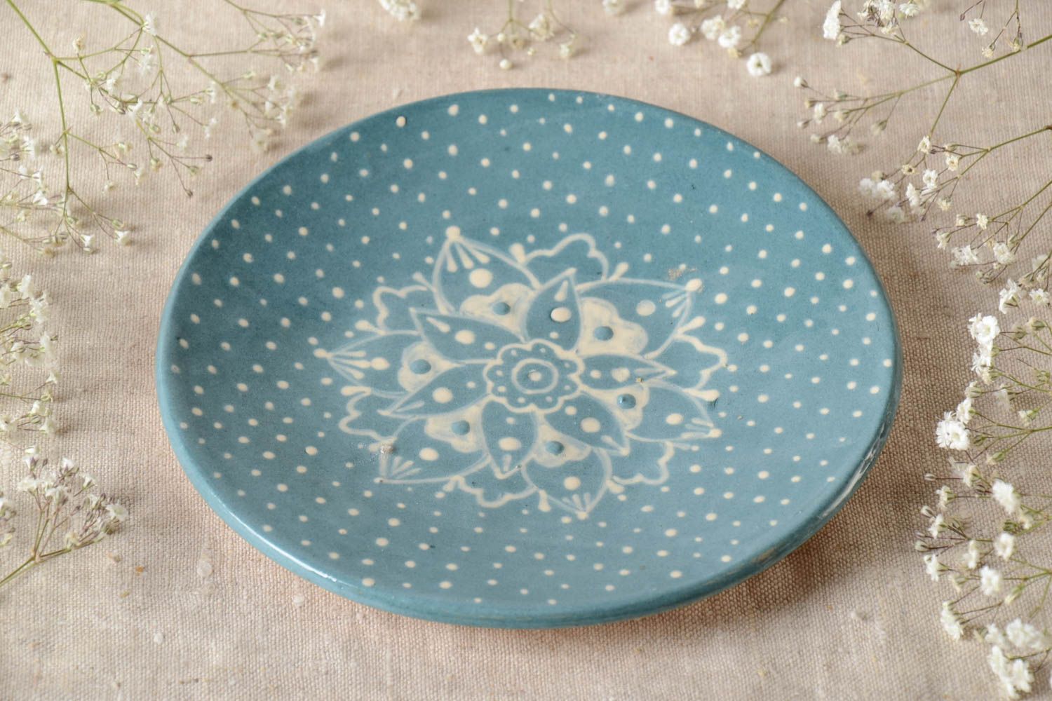 Голубая глиняная тарелка с ангобами и глазурью ручной работы расписная фото 1
