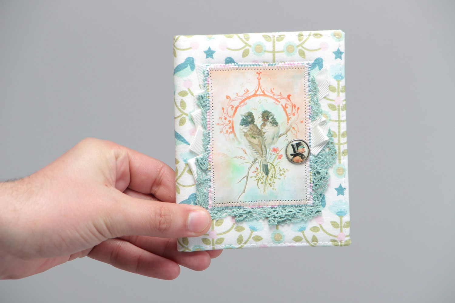Künstlerische interessante Designer Scrapbooking Passhülle aus Stoff Handarbeit foto 5