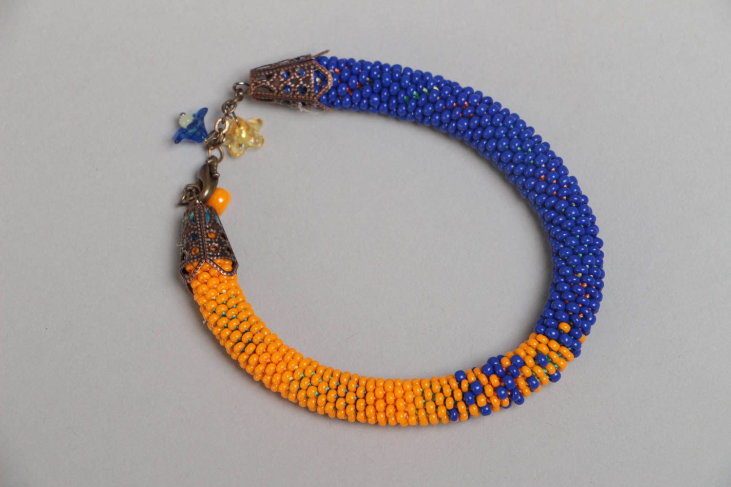 Bracelet spirale en perles de rocaille tchèques fait main jaune bleu avec fleurs photo 2