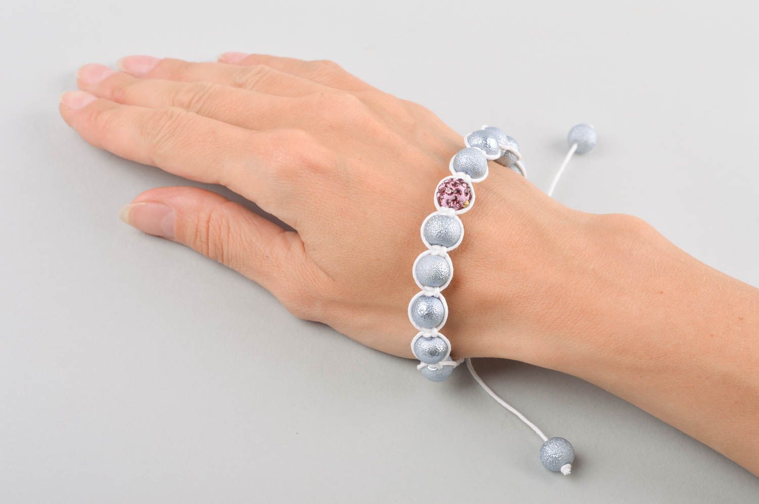 Bracelet fantaisie Bijou fait main tons gris lacet blanc Accessoire femme photo 5