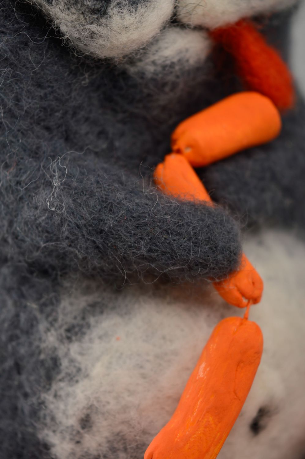 Jouet décoratif en laine feutrée fait main Chat avec saucisses photo 4