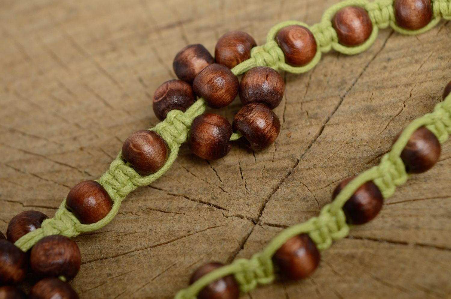 Long collier en macramé vert et marron avec perles de bois fait main pour femme photo 4
