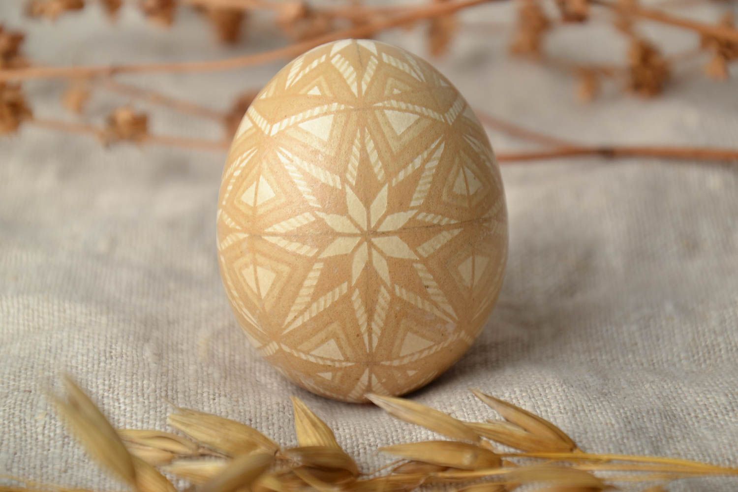 Oeuf de Pâques peint de colorants d'aniline fait main décoratif original beige photo 5