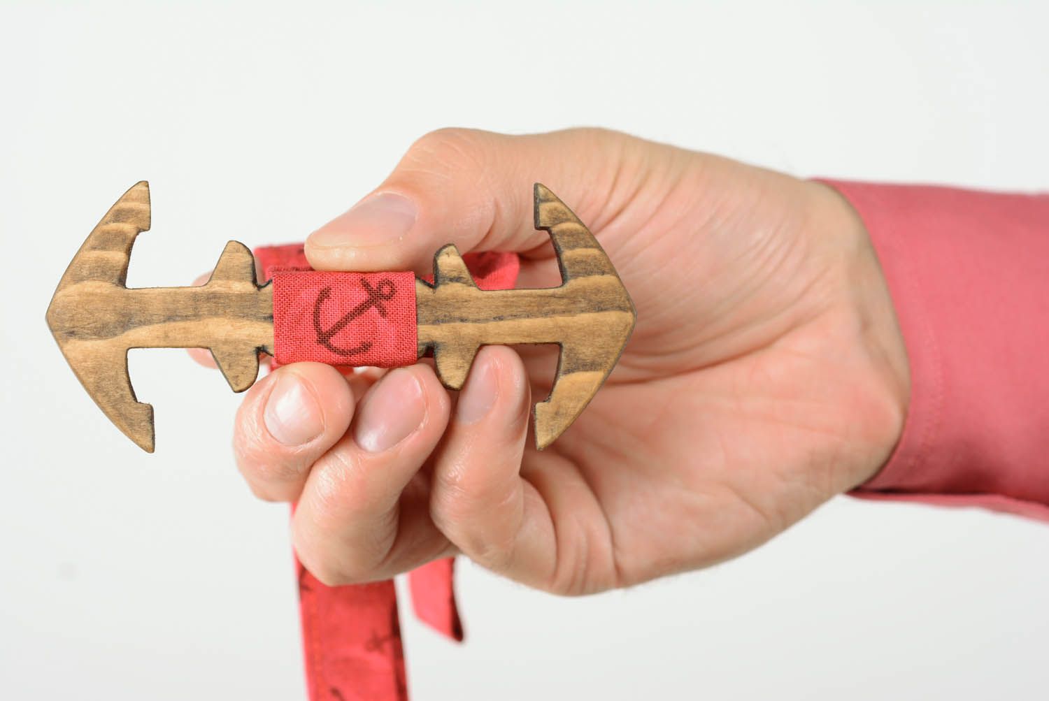 Gravata borboleta feita de madeira na forma de uma âncora foto 5