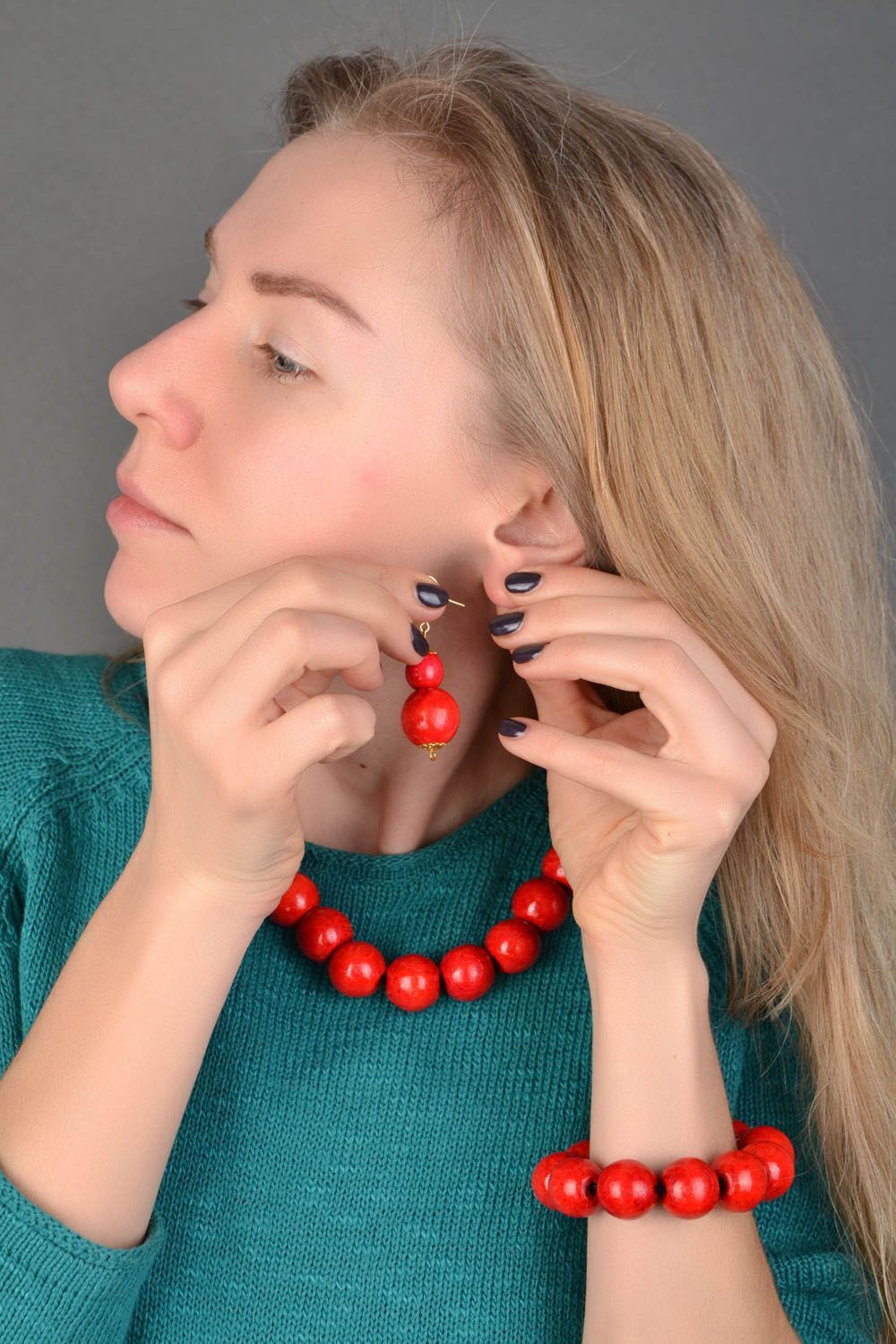 Ensemble de bijoux en bois Collier boucles d'oreilles bracelet rouges faits main photo 2