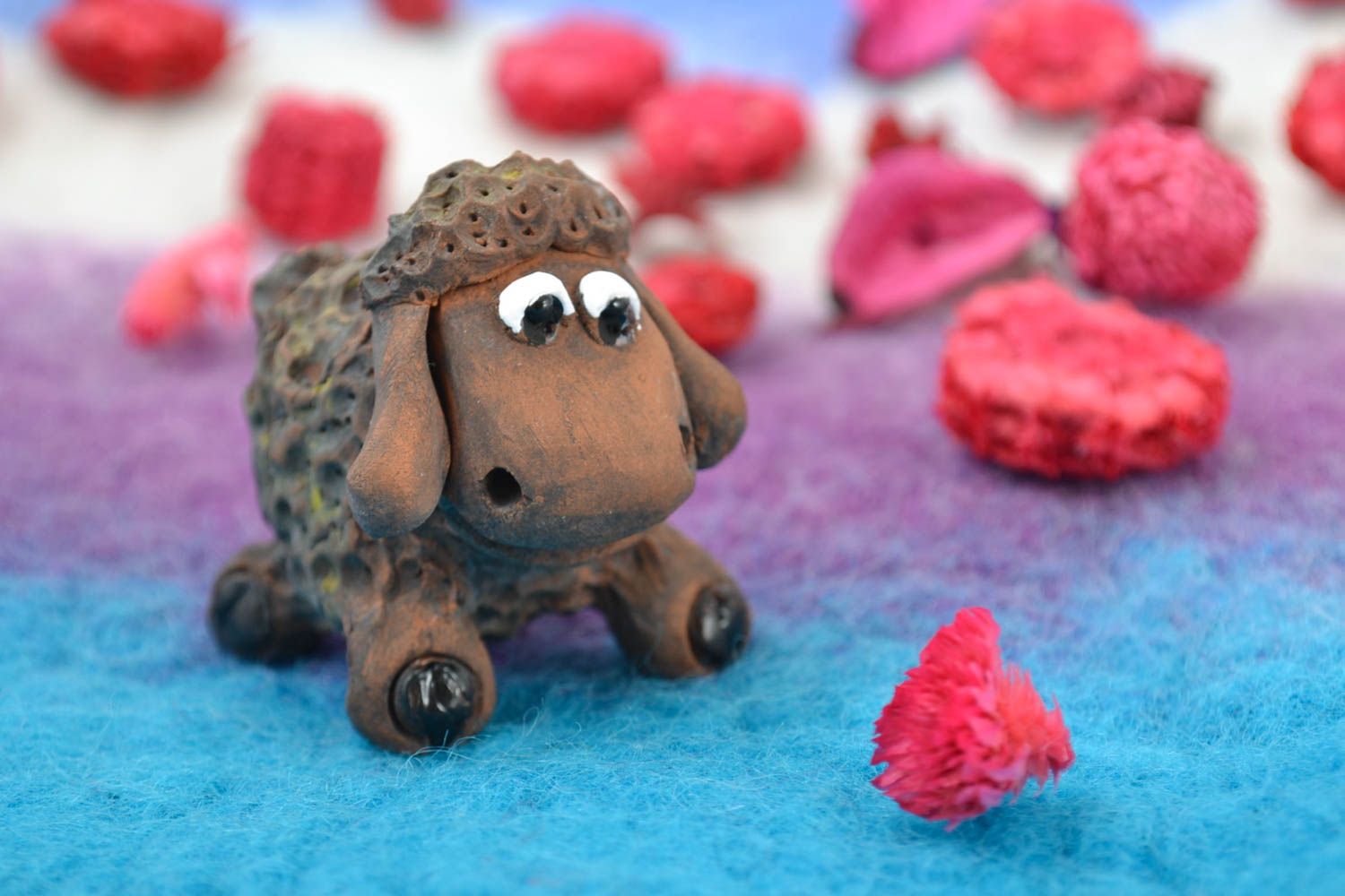 Figura artesanal de arcilla roja con forma de oveja pequeña divertida marrón  foto 1