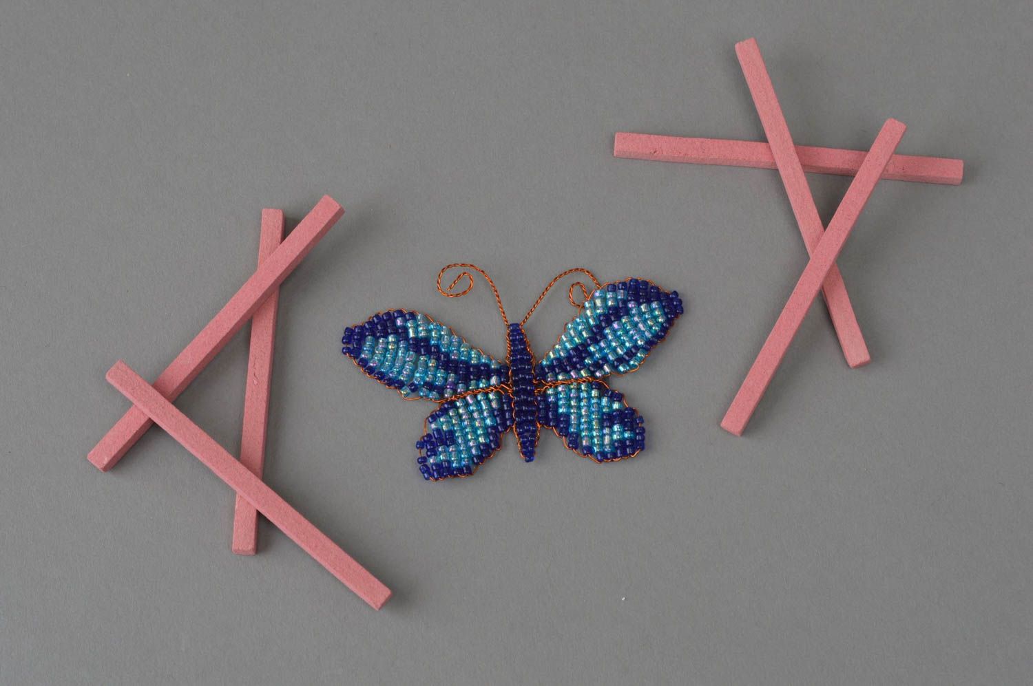 Petit aimant papillon bleu décor original en perles de rocaille fait main  photo 1