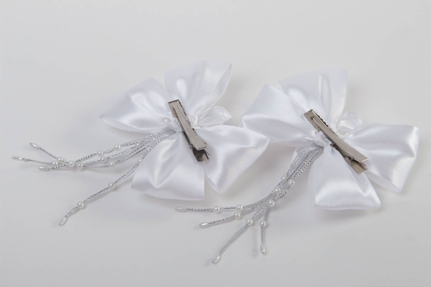 Белые заколки для волос с бантиками из атласных лент ручной работы 2 шт фото 4