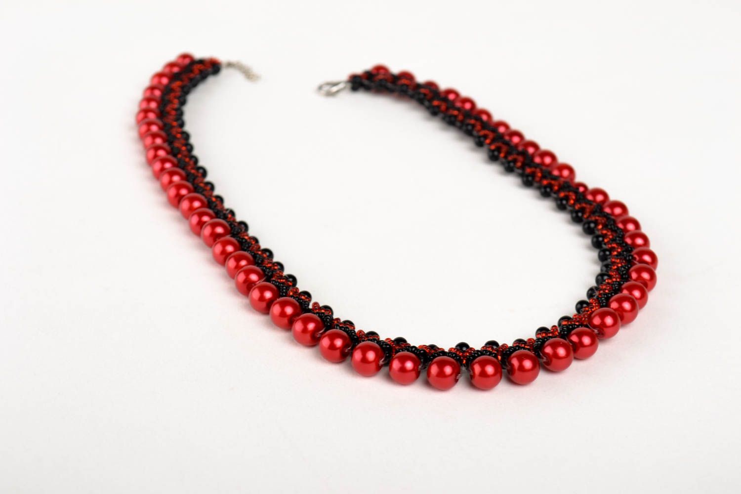 Колье из бисера украшение ручной работы ожерелье из бисера черное с красным фото 3