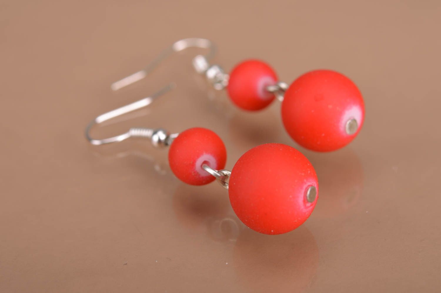 Boucles d'oreilles pendantes boules rouges de néon faites main originales photo 1