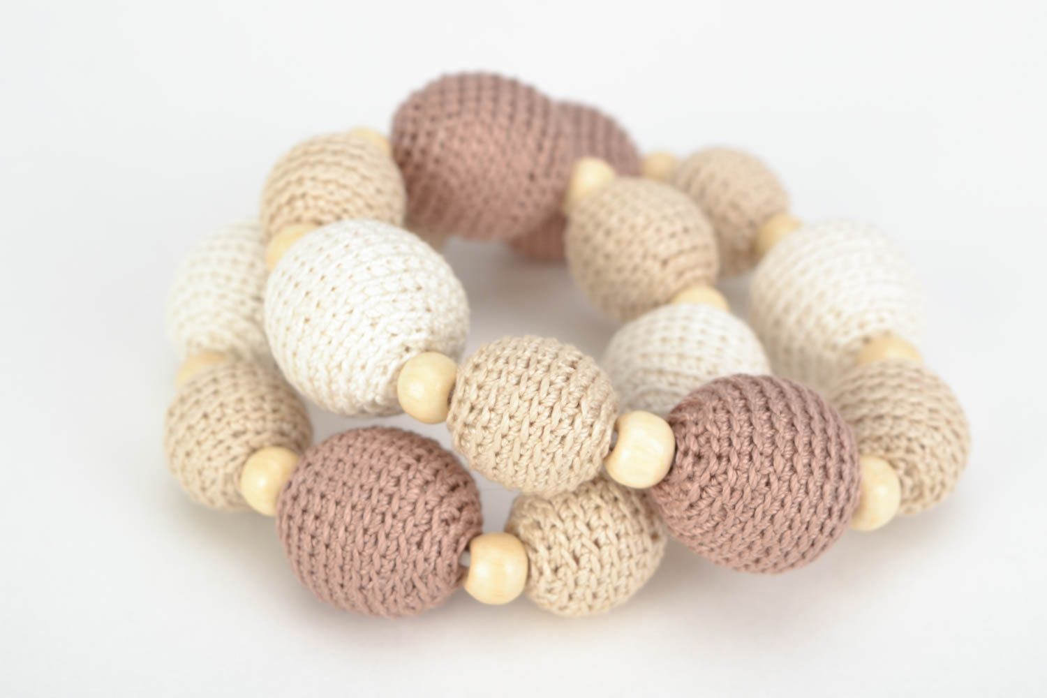 Collier en perles recouvertes de tricot en coton fait main original Capuccino photo 4