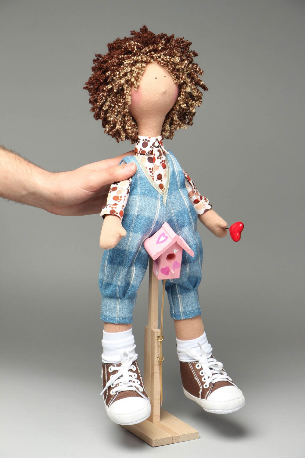 Авторская кукла на деревянной подставке Амурчик фото 4