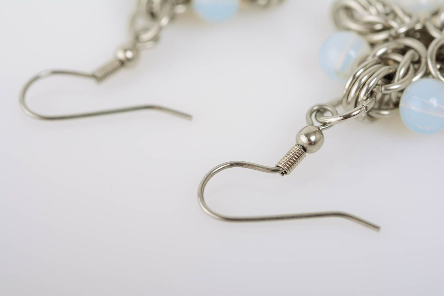 Stilvolle schöne Ohrringe aus Metall mit Glasperlen künstlerische Handarbeit foto 5