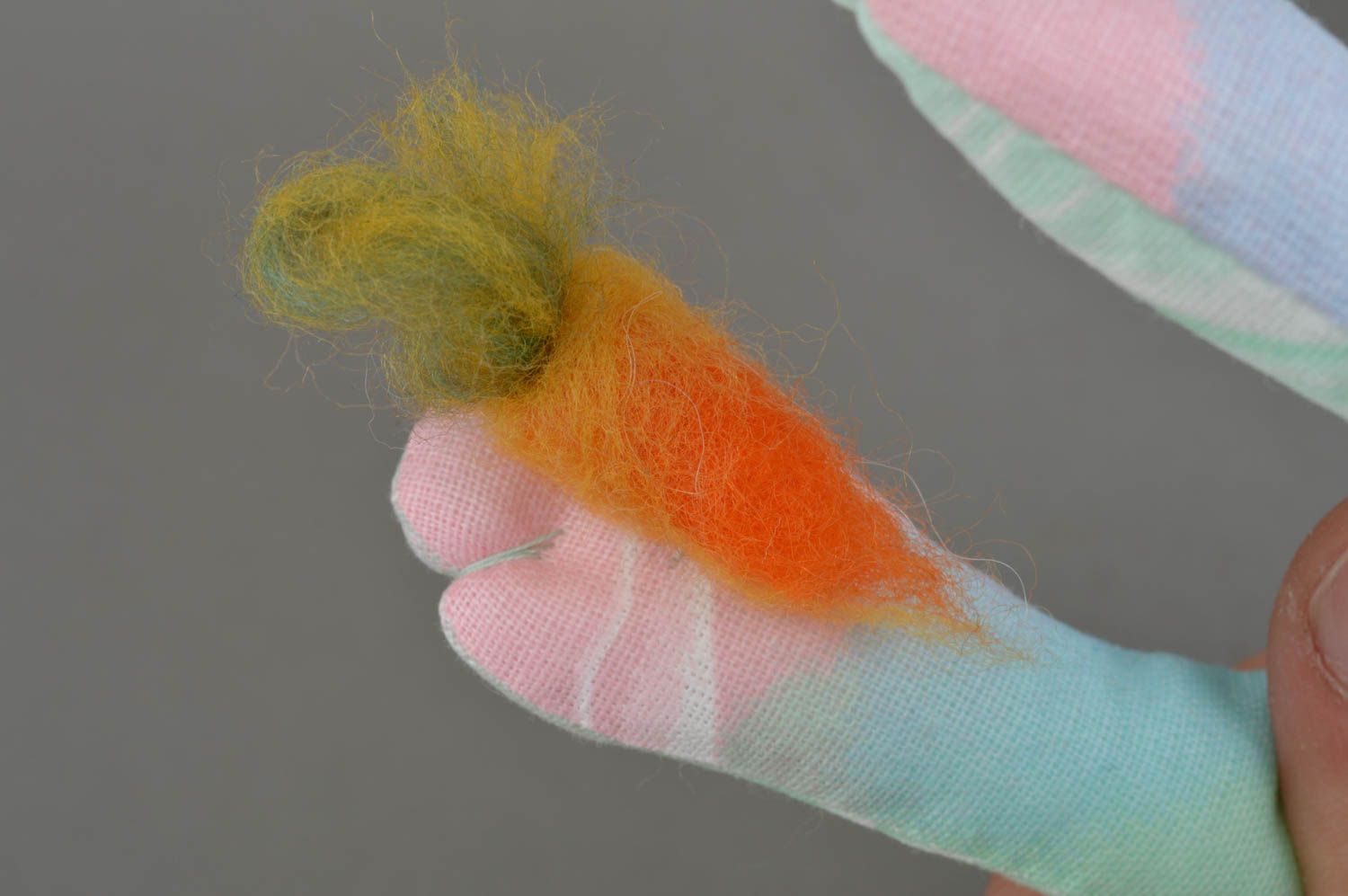 Мягкая игрушка ручной работы в виде зайца красивая разноцветная небольшая фото 3