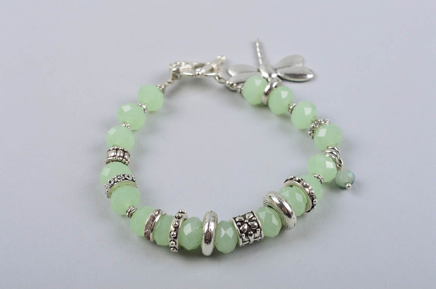 Bracelet cristaux vert pâle Bijou fait main avec libellule Cadeau pour femme photo 3