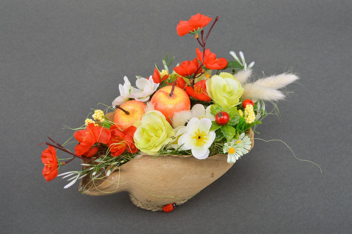 Composición de flores artificiales y bayas artesanal para decorar mesa foto 5