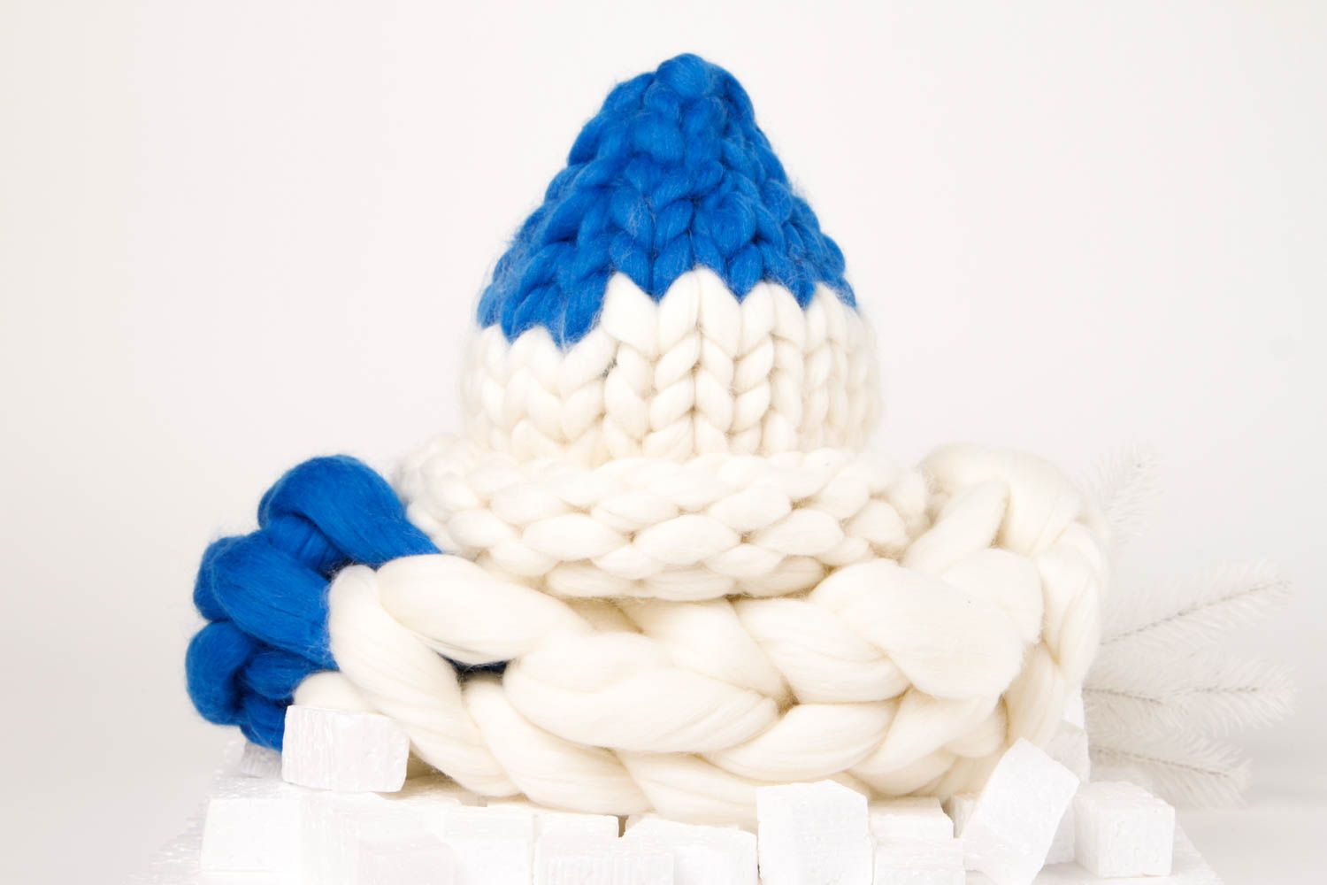 Шарф снуд ручной работы вязаная шапка из шерсти зимняя шапка белая с синим фото 1