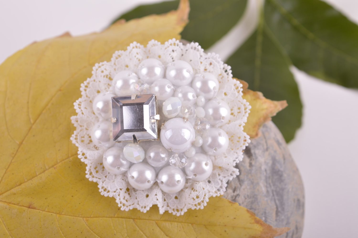 Broche blanche faite main Accessoire femme ronde perles fantaisie Cadeau femme photo 1