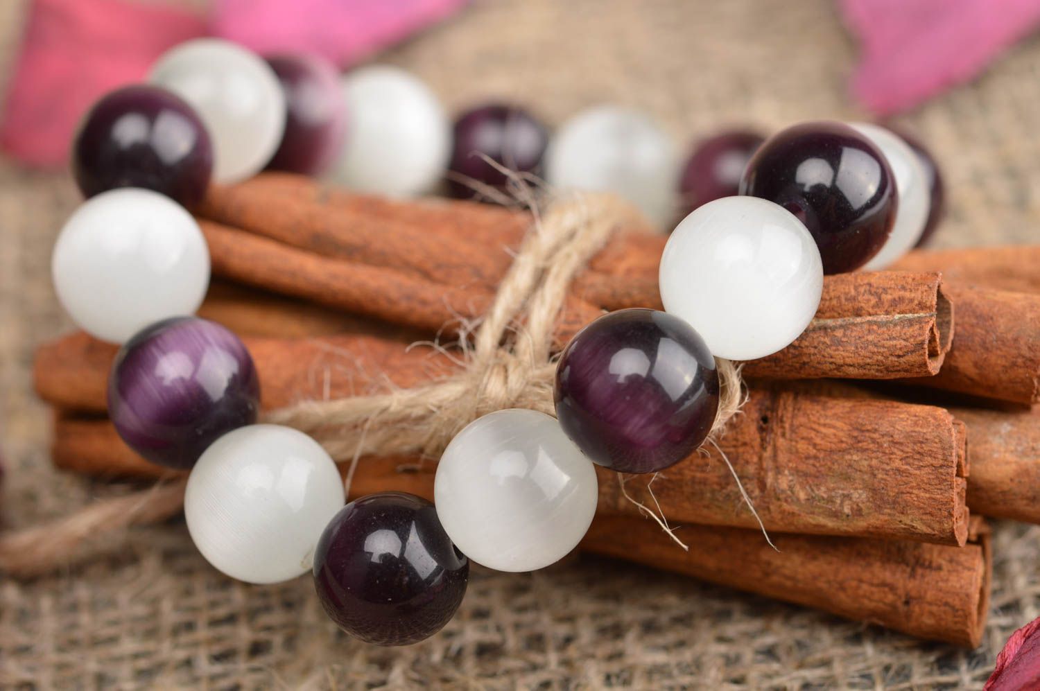 Künstlerisches Armband aus Perlen weiß lila schön grell für Damen handmade foto 1