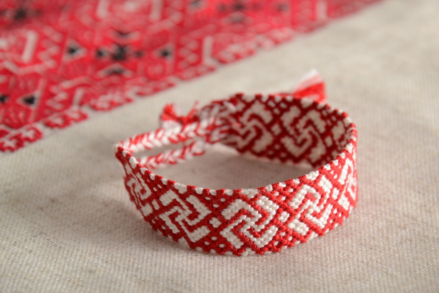 Bracelet textile original fait main tressé ethnique ornement rouge blanc  photo 1