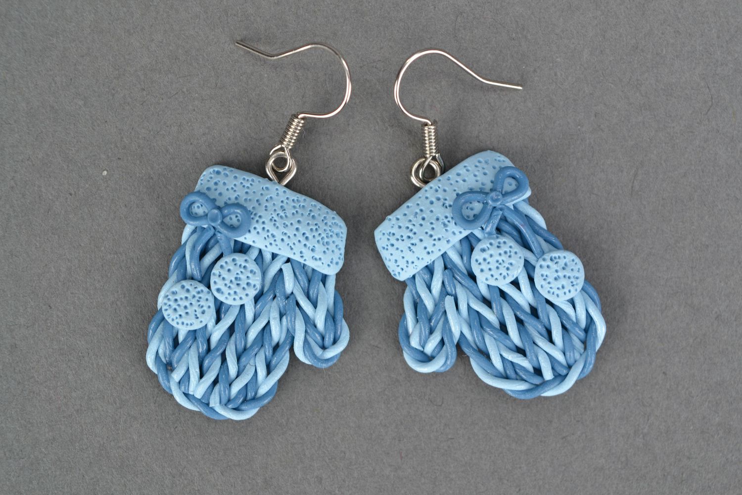 Boucles d'oreilles artisanales de pâte polymère Moufles bleues photo 3