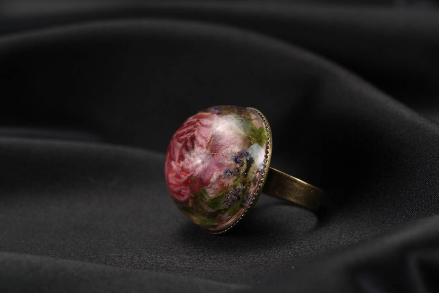 Кольцо с настоящей розой в эпоксидной смоле фото 3