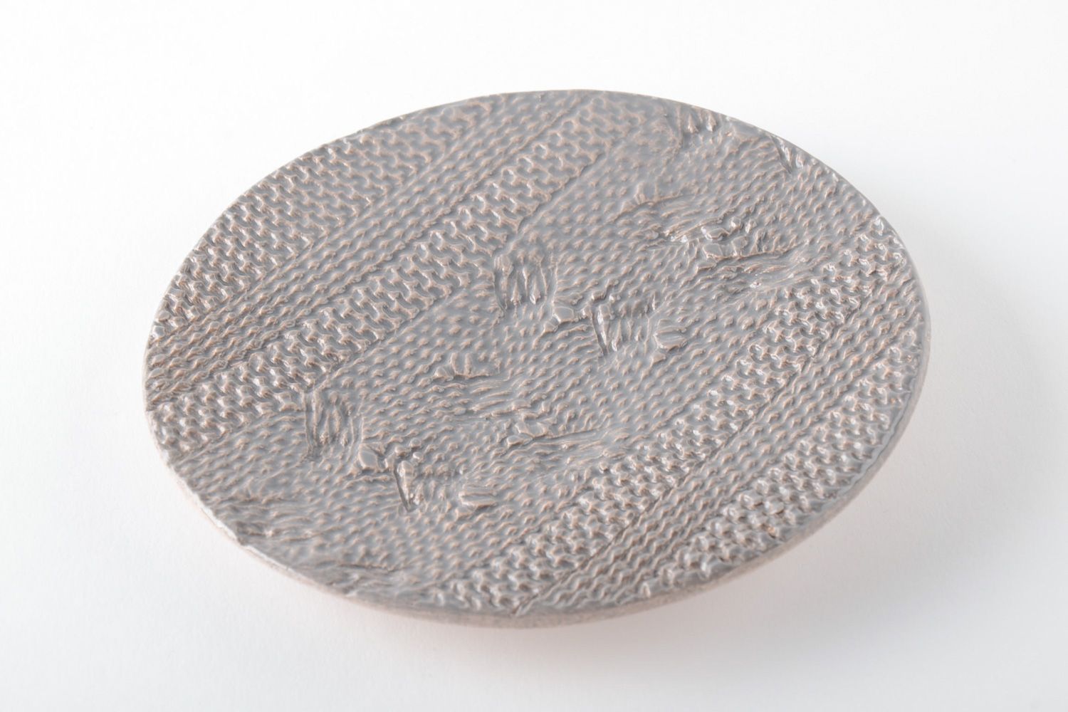 Schöne graue handgemachte Untertasse aus Ton mit Reliefmuster dekoriert foto 2