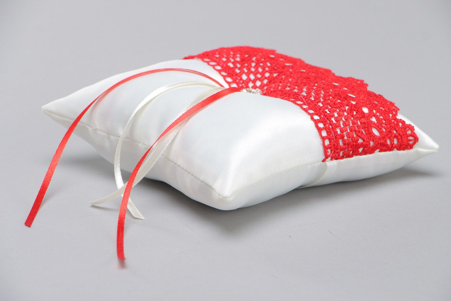 Атласная подушечка для колец свадебная белая с красным кружевом ручная работа фото 3
