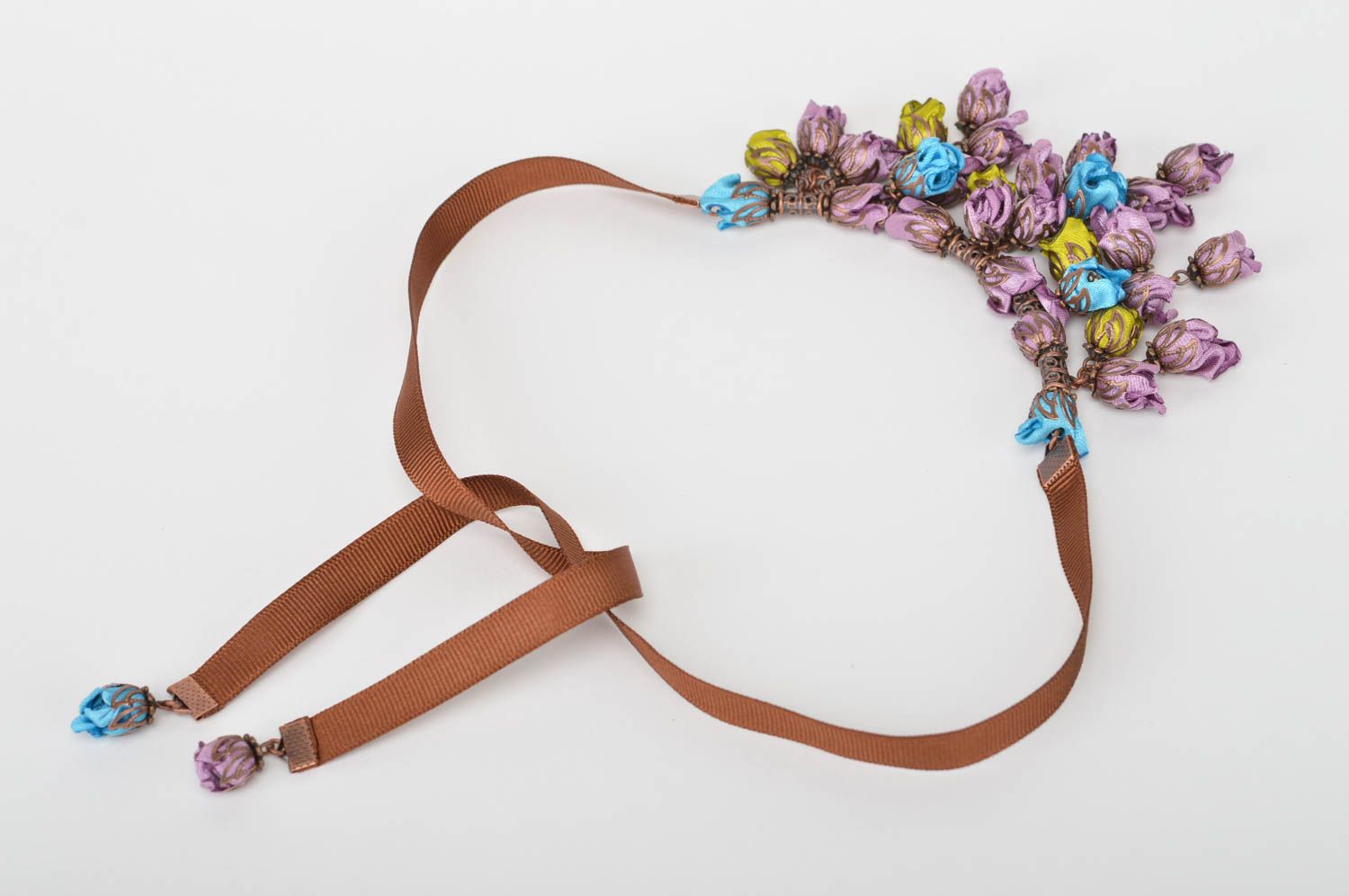 Collar con cintas de raso artesanal accesorio para mujer adorno para el cuello foto 3