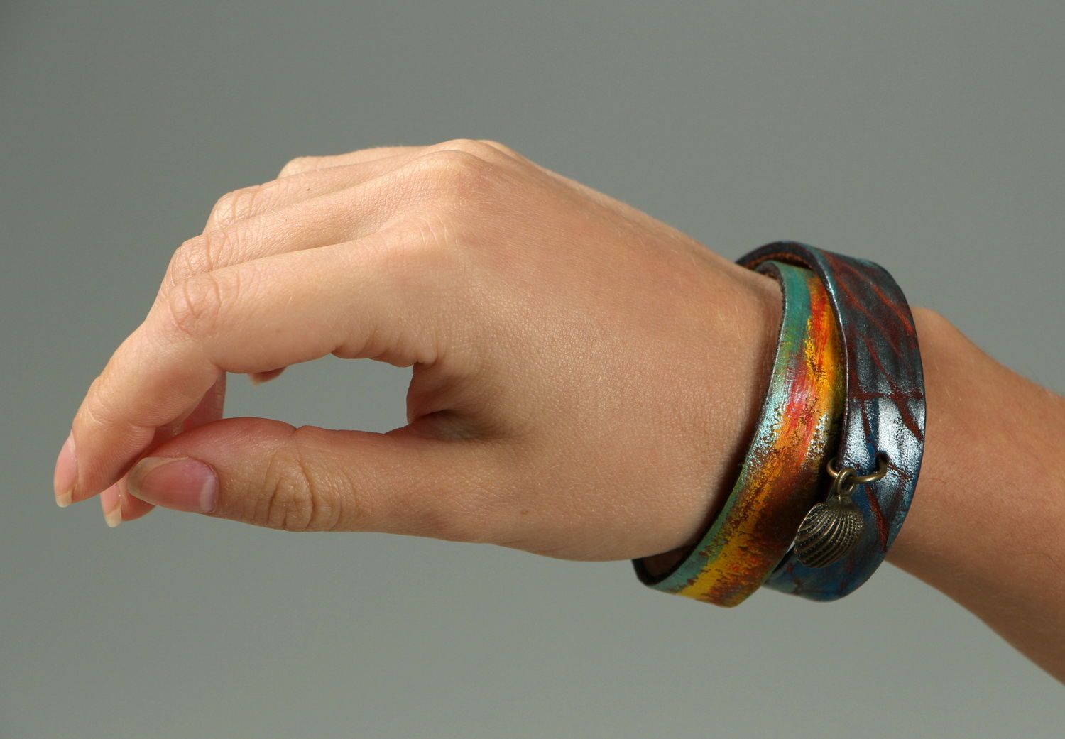 Bracelet en cuir avec pendentif en métal fait main photo 5