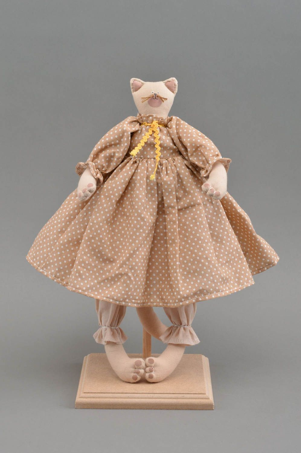 Peluche chat en robe beige à pois belle en tissu de coton faite main pour enfant photo 2