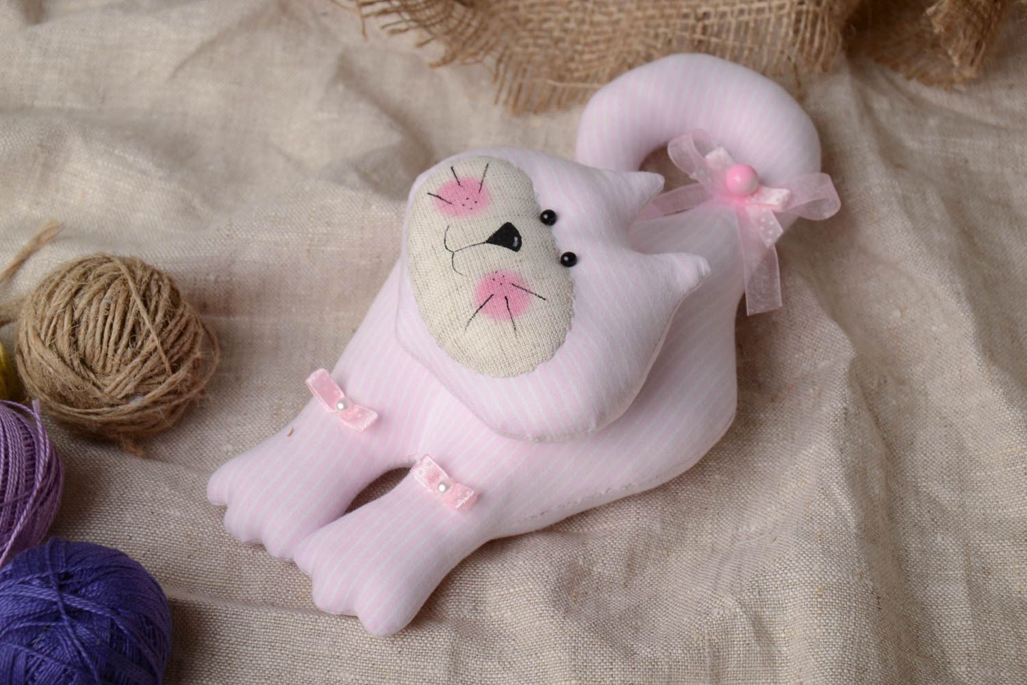 Schönes kleins rosa Katze Kuscheltier aus Lein und Baumwolle für Kinder und Deko foto 1